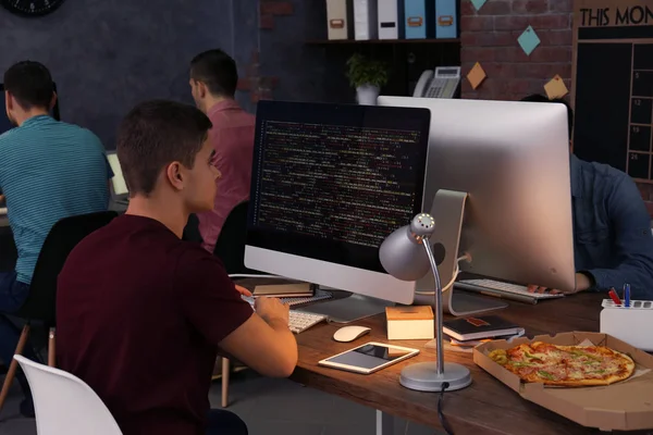 Jonge programmeurs werken in office — Stockfoto
