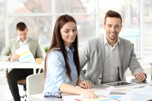 Geschäftsleute im Büro — Stockfoto