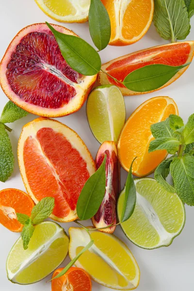 Composition of citrus fruits and green leaves — Stock Photo, Image