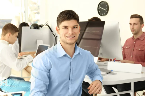 Knappe jonge programmeur werkzaam in kantoor — Stockfoto