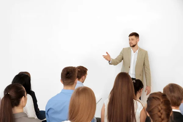 Formateur d'entreprise donnant une présentation à un groupe de personnes — Photo