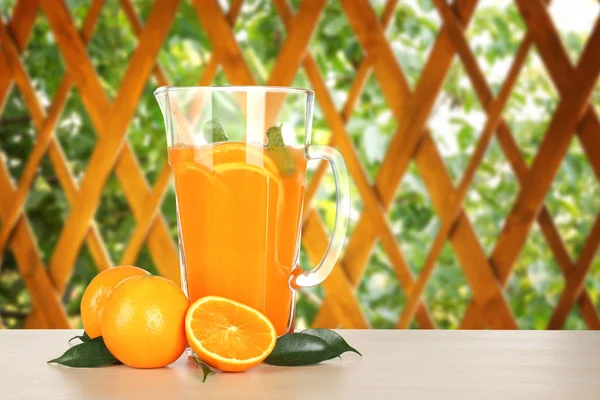 Glazen kan oranje limonade — Stockfoto