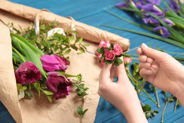 Vrouwelijke bloemist maken floral compositie — Stockfoto