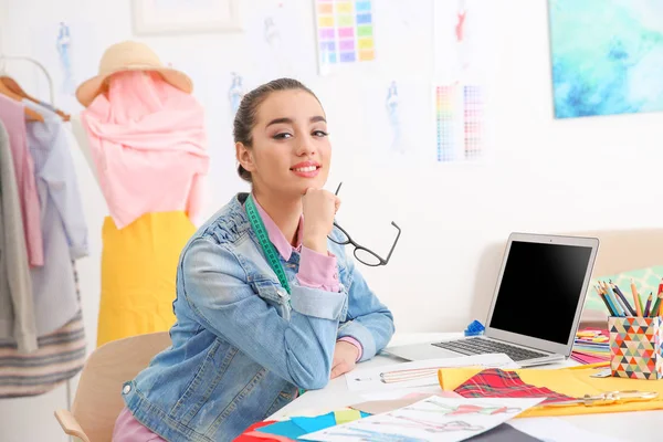 Diseñadora de moda femenina —  Fotos de Stock