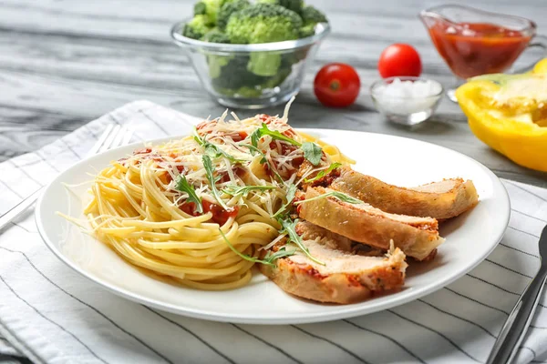 Tasty pasta with chicken parmesan slices — Stock Photo, Image