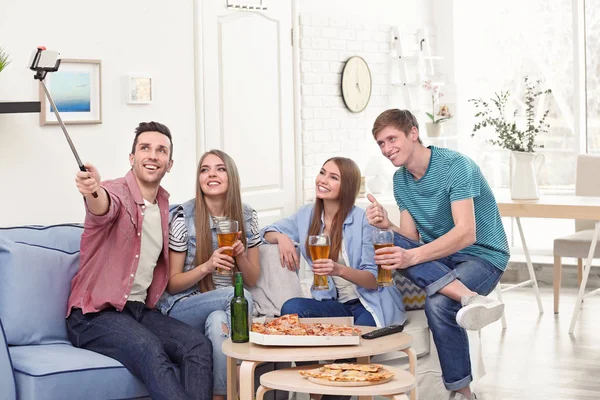 Friends taking selfie while eating pizza at home — Stock Photo, Image