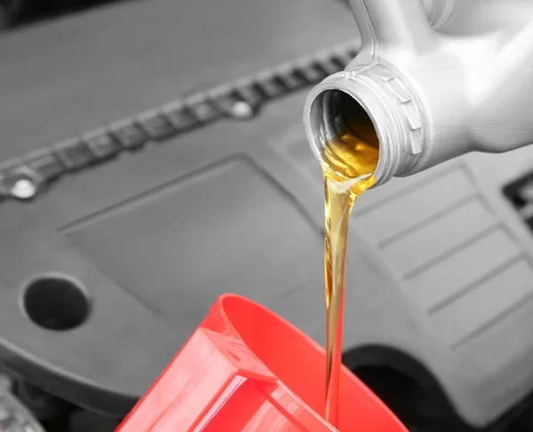Engine oil pouring from canister — Stock Photo, Image