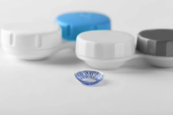 Contenedores y lente de contacto azul — Foto de Stock