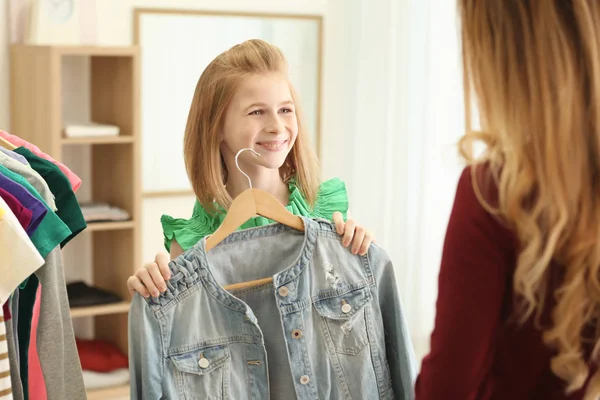 Mãe e filha escolhendo roupas — Fotografia de Stock