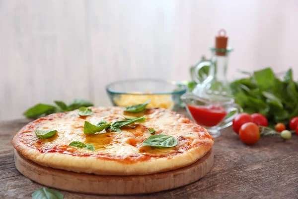 Вкусная пицца на деревянном столе — стоковое фото