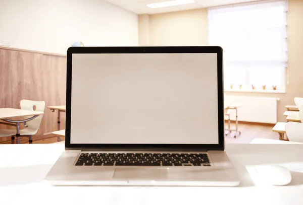 Сучасний ноутбук з порожнім екраном — стокове фото