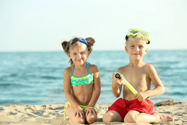 Słodkie dzieci w gogle na plaży — Zdjęcie stockowe