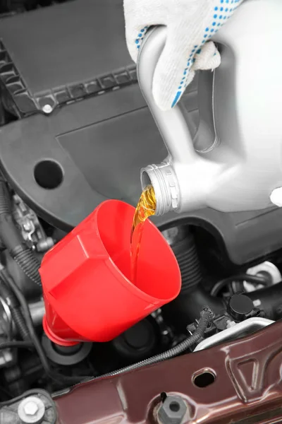 Engine oil pouring from canister — Stock Photo, Image