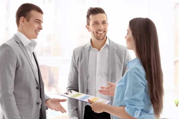 Les gens d'affaires travaillant dans le bureau — Photo