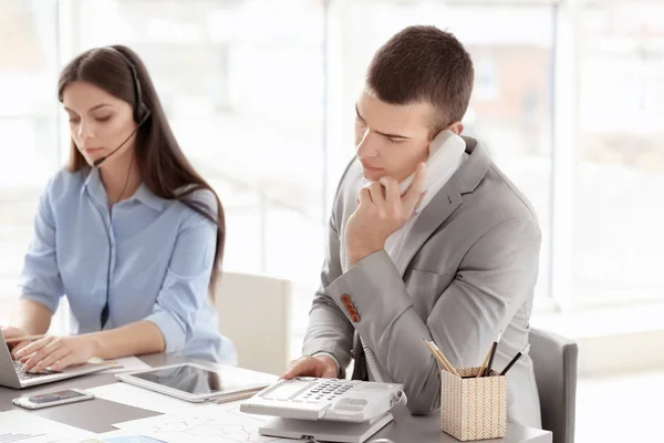 Gente de negocios trabajando en oficina — Foto de Stock