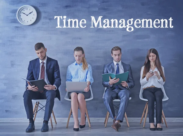 Conceito de gestão de tempo. Empresários sentados em cadeiras no escritório — Fotografia de Stock