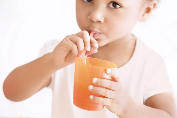 Süße afrikanisch-amerikanische Mädchen trinken Saft zu Hause, Nahaufnahme — Stockfoto
