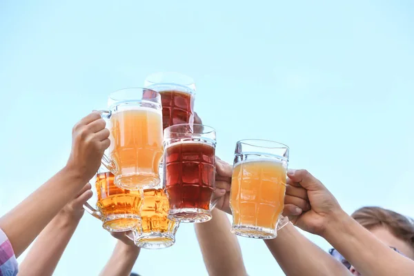 Friends drinking beer — Stock Photo, Image