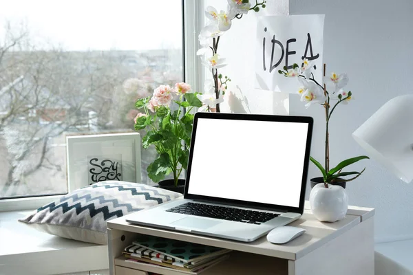 Posto di lavoro elegante con computer portatile — Foto Stock