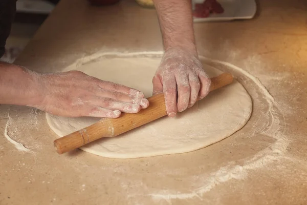 Kocken förbereder degen för pizza — Stockfoto