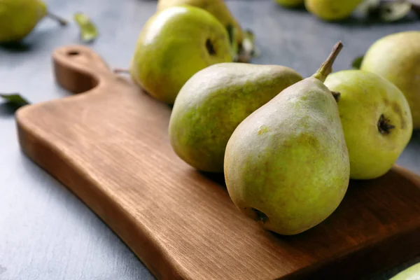 Peras frescas en tabla de cortar — Foto de Stock