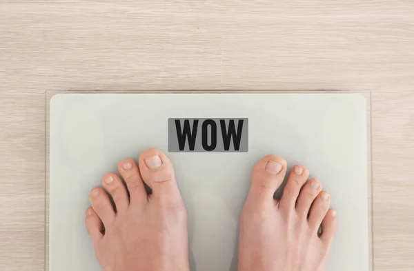 Woman standing on scales — Stock Photo, Image