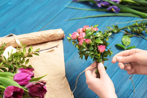 Vrouwelijke bloemist maken floral compositie — Stockfoto