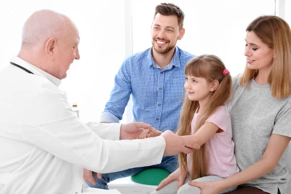 Menina com os pais no escritório do médico — Fotografia de Stock