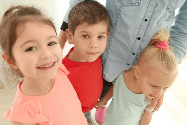 Lindos niños pequeños con madre en casa, primer plano — Foto de Stock