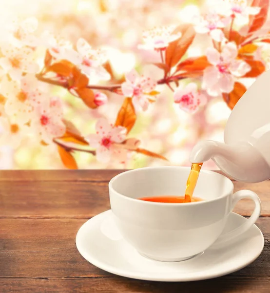 Verter té aromático en la taza —  Fotos de Stock