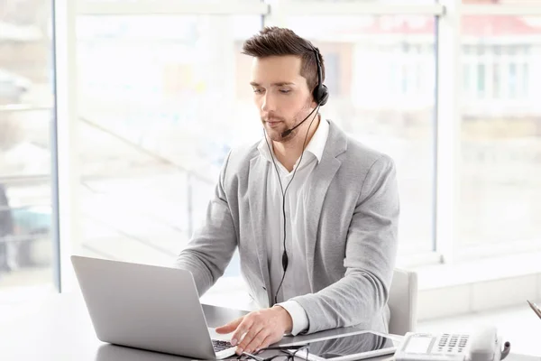 Jeune homme travaillant dans le bureau — Photo