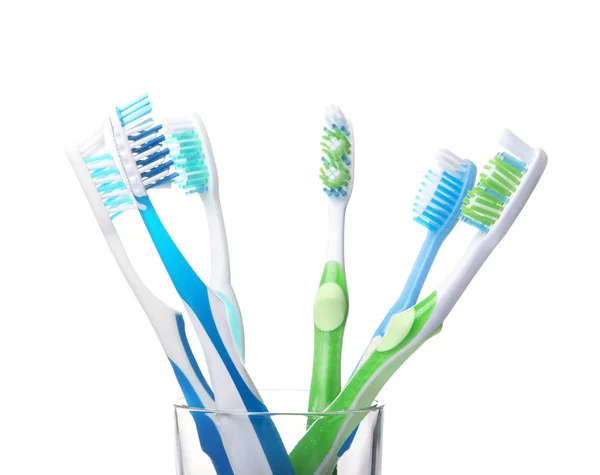 Tandenborstels in glas op wit — Stockfoto