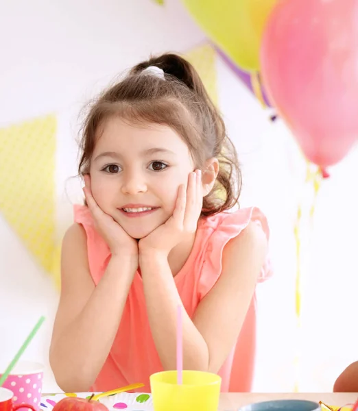 Lindos niños pequeños celebrando cumpleaños en la fiesta —  Fotos de Stock