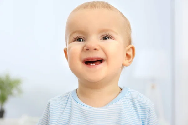 Retrato de lindo bebé divertido sobre fondo borroso — Foto de Stock