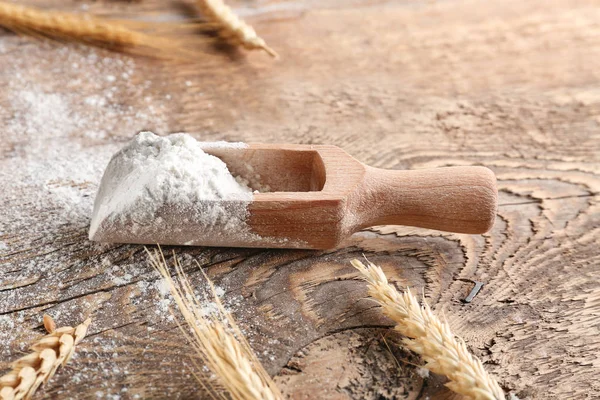 Szufelka z mąki na podłoże drewniane — Zdjęcie stockowe