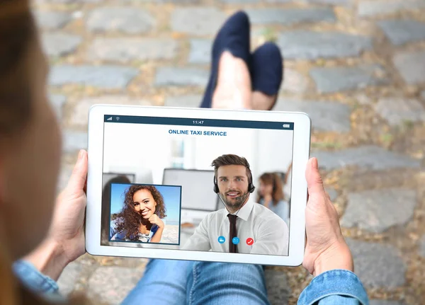 Concepto de servicio de taxi en línea. Mujer videoconferencia con despachador en tableta, al aire libre —  Fotos de Stock