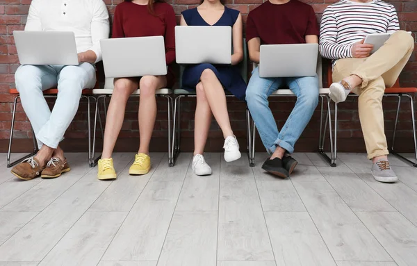 Jongeren met gadgets — Stockfoto