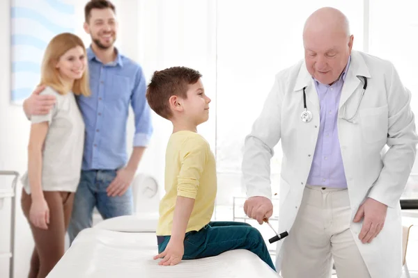 Boy with parents at neurologist's office — Stock Photo, Image