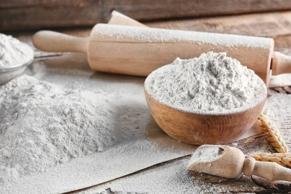 Bowl of flour and rolling pin — Stock Photo, Image