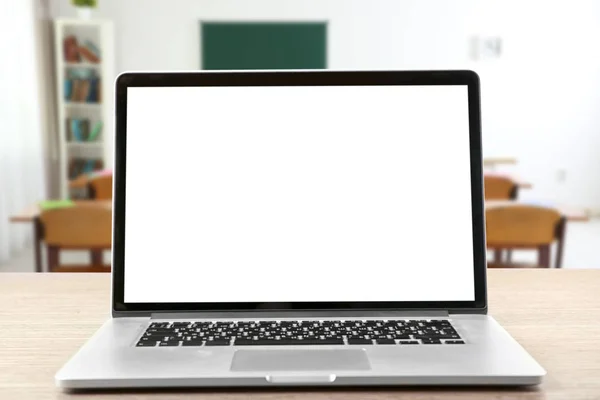 Nowoczesny laptop rezygnować pusty ekran — Zdjęcie stockowe