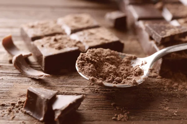 Pedaços de chocolate quebrados — Fotografia de Stock