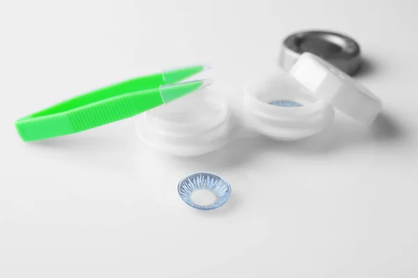 Behållare med blå kontaktlinser — Stockfoto