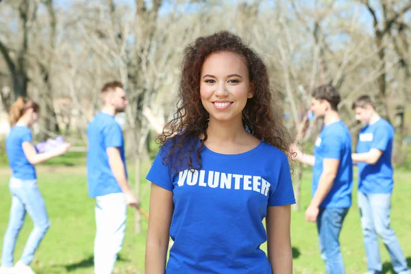 Hermosa voluntaria afroamericana al aire libre — Foto de Stock
