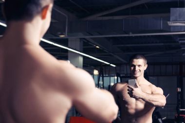Yakışıklı delikanlı selfie spor salonunda alarak