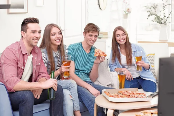 Amigos Com Pizza Saborosa Cerveja Assistindo Casa — Fotografia de Stock