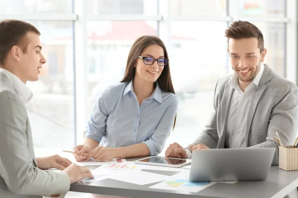 Uomini d'affari che lavorano in ufficio — Foto Stock