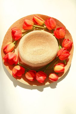 Hasır şapka Lale ile dekore edilmiş