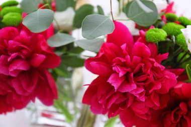  ayna yakınındaki kokulu peonies buket