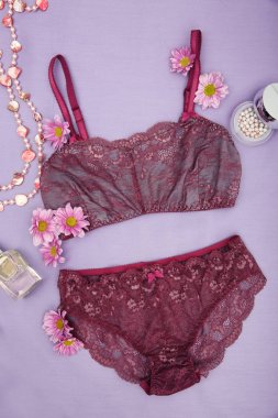  Kadın iç çamaşırı ve aksesuarları