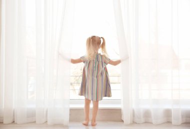 Şirin küçük kız. 